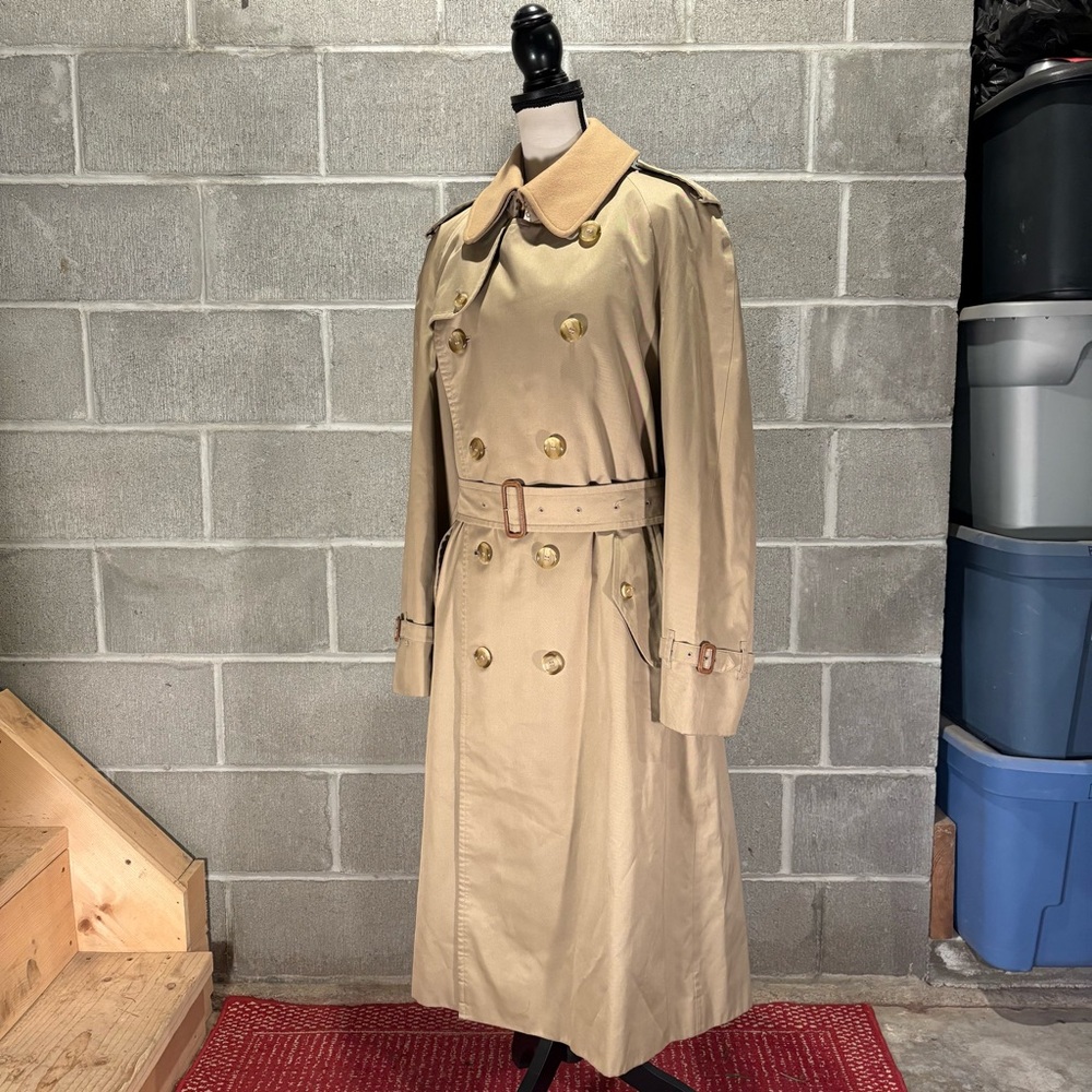 Burberry trench coat. - Picture 4 of 16